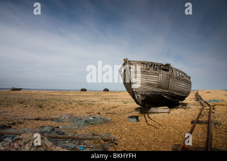 Decadendo barca da pesca sulla spiaggia di Dungeness nel Kent. Questi una volta erano parte di un settore della pesca Foto Stock