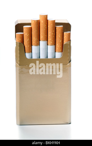 Scatola di sigarette isolato su sfondo bianco Foto Stock