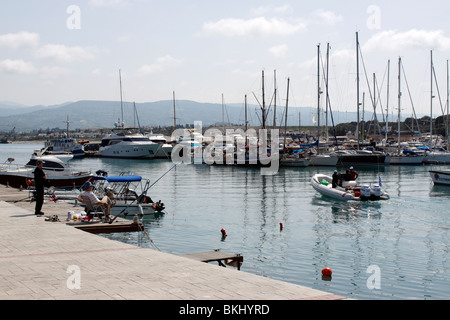 La pittoresca marina e porto di Latchi sull'isola di Cipro. Foto Stock