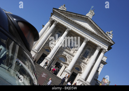 Grand colonne e Portico adornano l'ingresso principale della Tate Gallery su Millbank a Londra anche un taxi a Londra attende sul taxi Foto Stock