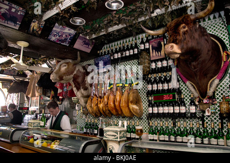 Plaza Mayor Madrid Spagnolo Bar La Torre del Oro ristorante andaluso con teste di Toro Foto Stock