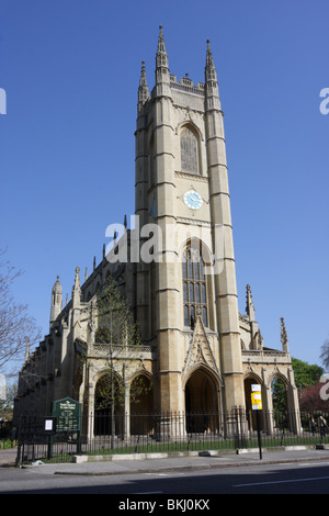 Catturata in una bella giornata di primavera,St Lukes chiesa situata sul lato est di Sydney Street nel Quartiere di Chelsea. Foto Stock