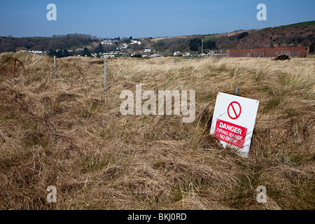 MOD pericolo tiro nessun segno di entrata sul filo spinato Pendine Wales UK Foto Stock