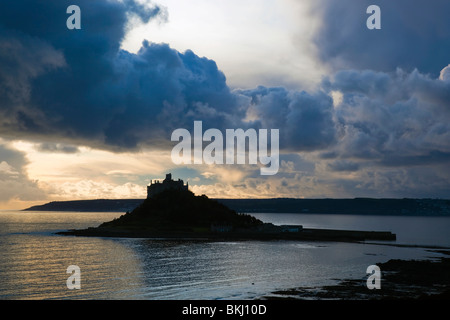 St Michael's Mount e causeway; tramonto; Cornovaglia Foto Stock