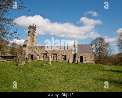 Wharram Percy deserta villaggio medievale, rovina St. Martins Chiesa dal sagrato. Foto Stock