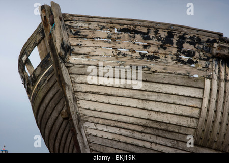 Decadendo barca da pesca sulla spiaggia di Dungeness nel Kent. Questi una volta erano parte di un settore della pesca Foto Stock