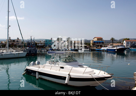 La pittoresca marina e porto di Latchi sull'isola di Cipro. Foto Stock