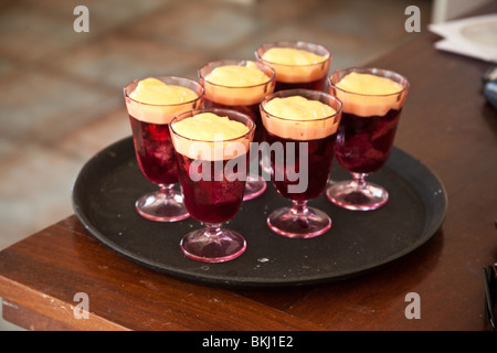 Un vassoio di sei trifles in bicchieri, Hampshire, Inghilterra. Foto Stock