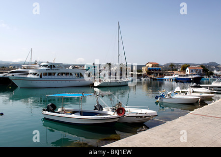 La pittoresca marina e porto di Latchi sull'isola di Cipro. Foto Stock