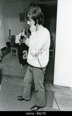 HOLLIES- REGNO UNITO membro della band Graham Nash presso la sua casa di Londra nel novembre 1966 Foto Stock