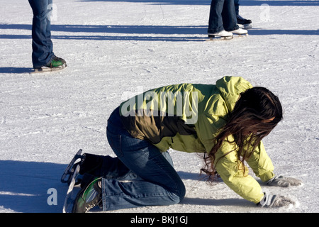 Ragazza caduta su pattini da ghiaccio. Foto Stock