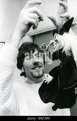 HOLLIES- REGNO UNITO membro della band Graham Nash presso la sua casa di Londra nel novembre 1966 Foto Stock