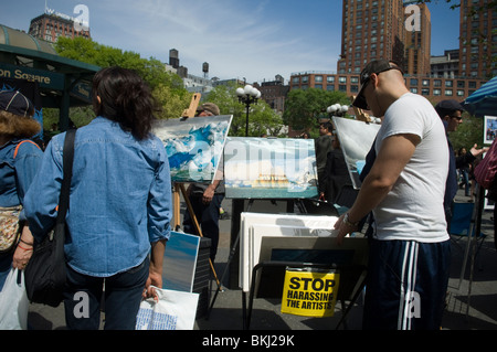 Artisti di vendere la loro mercanzia in Union Square a New York Foto Stock