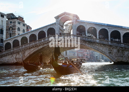 Gondole passando sotto il ponte di Rialto sul Canal Grande di Venezia, Italia Foto Stock