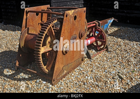 Verricello arrugginito su una spiaggia Foto Stock