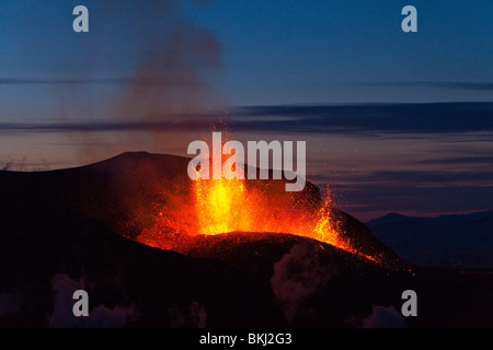 Fontane di lava durante la fase di inizio di Islanda Eyjafjallajökull eruzione vulcanica al crepuscolo Marzo 2010 Foto Stock