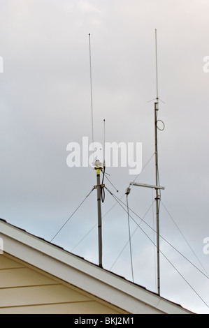 Amateur radio antenne sul tetto di casa Foto Stock