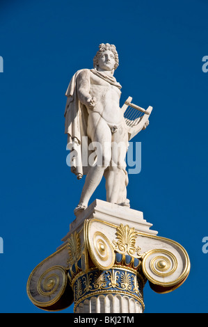 Statua in marmo del greco antico dio Apollo - dio del sole e la musica di fronte all'Accademia ad Atene in Grecia Foto Stock