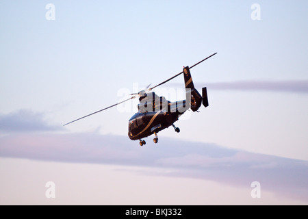 Elicottero in volo con i turisti per un tour di visualizzazione all'islandese Eyjafjalla eruzione del vulcano Marzo 2010 Foto Stock