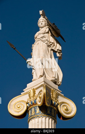 Chiudere fino alla statua di Athena Pallas nella parte anteriore dell'edificio dell'Accademia, Atene, Grecia Foto Stock