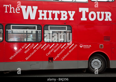 Signwriting sul lato del Whitby Tour Bus, Whitby North Yorkshire, Regno Unito Foto Stock