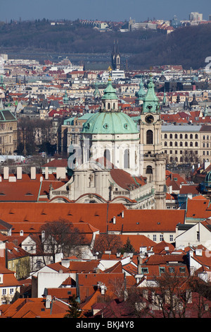 Vista dei tetti degli edifici e la chiesa di San Nicola a Mala Strana, Quartiere Piccolo, Praga, Repubblica Ceca Foto Stock