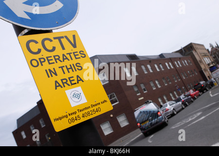 CCTV opera in questo settore un cartello di segnalazione telecamera di sorveglianza nelle aree urbane Taunton Somerset Foto Stock