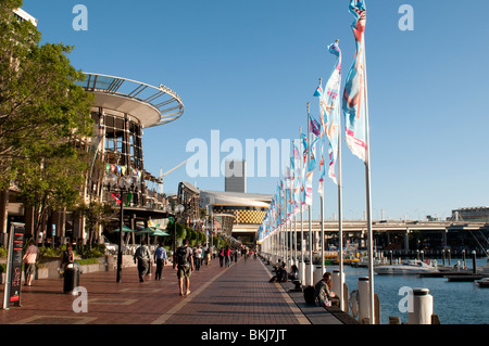 Darling Harbour promenade con cinema Imax in background, Sydney, Australia Foto Stock