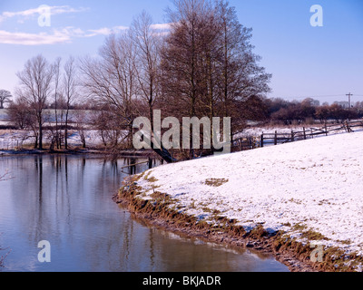 Fiume scacchi nella neve, Latimer, Chesham Bucks, Foto Stock