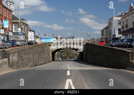 La strada principale di banbridge dotato del ponte downshire conosciuto localmente come il taglio Banbridge town county down Irlanda del Nord Foto Stock