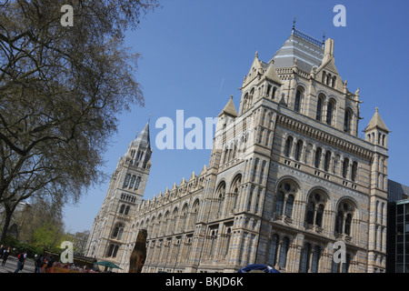 Il Museo di Storia Naturale di South Kensington ,un aspetto est visto dal Exhibition Road. Foto Stock