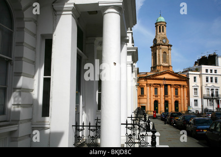 Guardando verso il basso Stanley giardini per la Chiesa di San Pietro di Kensington Park Road, Notting Hill, London, Regno Unito Foto Stock