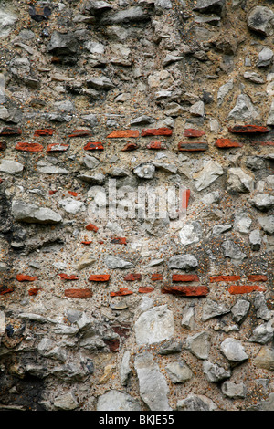 Dettaglio dei resti della sezione trasversale della parete di Londra a Tower Hill, città di Londra, Regno Unito Foto Stock