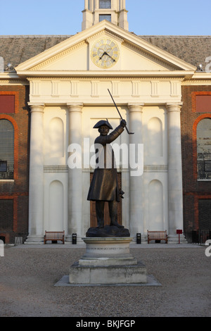 La statua del Chelsea pensionato visto dal Royal Hospital Road nel quartiere di Chelsea. Foto Stock