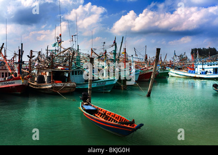 Barche da pesca ospitato su Koh Phangan Thailandia Foto Stock