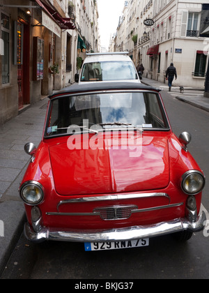 Un autobianchi auto parcheggiate al di fuori di una creperie sulla rue Saint Louis en l'ile, Parigi, Francia, Europa. Foto Stock