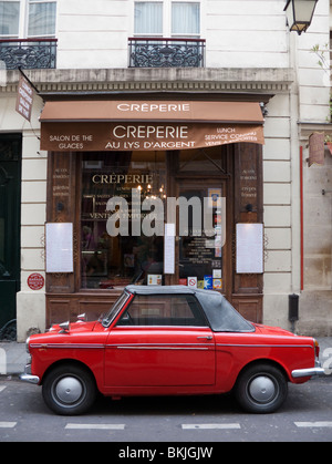 Un autobianchi auto parcheggiate al di fuori di una creperie sulla rue Saint Louis en l'ile, Parigi, Francia, Europa. Foto Stock