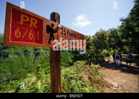 Segnaletica e gruppo di camminare sulla via accanto alla Levada do risco vicino a Rabacal, di Madera Foto Stock