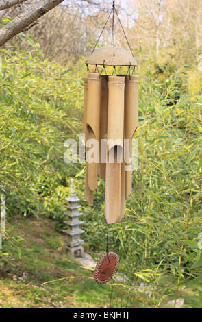 Bamboo wind chime appesa in un giardino Foto Stock