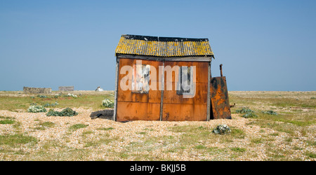 Rusty Fisherman's sparso su di Dungeness spiaggia ghiaiosa, Kent England Regno Unito Foto Stock