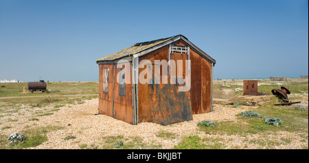 Rusty Fisherman's sparso su di Dungeness spiaggia ghiaiosa, Kent England Regno Unito Foto Stock