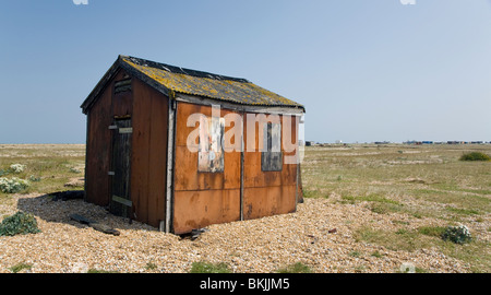 Rusty Fisherman's sparso su di Dungeness spiaggia ghiaiosa, Kent England Regno Unito Foto Stock