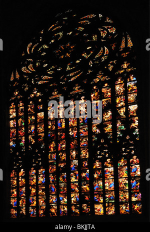 Finestra di vetro colorato all'interno del Duomo di Milano il Duomo di Milano Italia Foto Stock