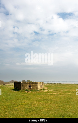 Resti di un calcestruzzo esagonale scatola di pillole della seconda guerra mondiale in un campo a East Mersea in Essex. Foto Stock