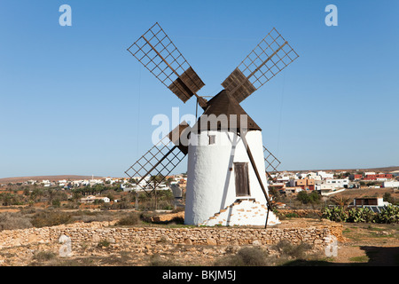 Il mulino a vento restaurato nel villaggio di La Corte, vicino a Antigua sull'isola delle Canarie di Fuerteventura Foto Stock