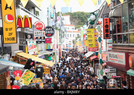 Takeshita Dori, una via pedonale che è una mecca per i giovani della moda e della cultura, Harajuku, Tokyo, Giappone, Asia Foto Stock