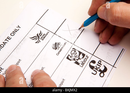 Elezioni del Regno Unito uomo voto sulla carta di ballottaggio per il candidato conservatore Foto Stock