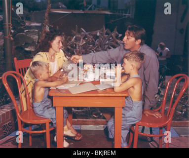 ROBERT MITCHUM ritratto con CHRISTOPHER MITCHUM, Dorothy MITCHUM, JAMES MITCHUM RBMH 006CP Foto Stock