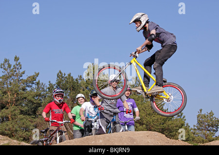 Ragazzo adolescente saltando con la sua moto Foto Stock