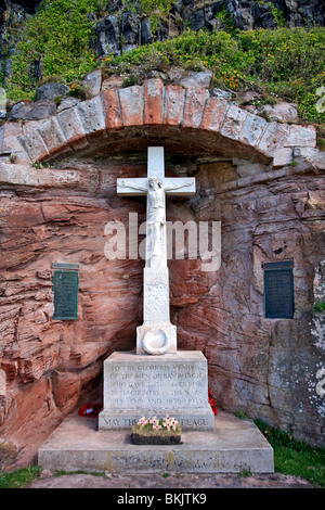 Memoriale di guerra al castello di Bamburgh Bamburgh villaggio a nord della Costa Northumbrian Northumbria Inghilterra Foto Stock